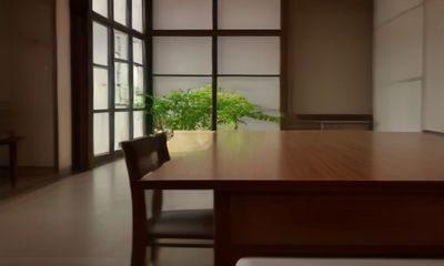 健身达人在室内健身房拍摄快猫视频教程，展示标准动作要领，画面充满活力与专业感